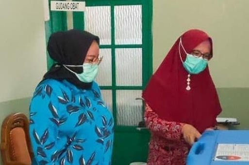 Wakil Ketua DPRD Kalteng Faridawaty saat meninjau gudang vaksin di RSUD Mas Amsyar Kasongan Kabupaten Katingan baru-baru ini. (Foto : IST)