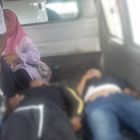 Dua orang korban saat dievakuasi ke dalam mobil ambulans seusai kejadian, Kamis (6/10/2022). (Foto : IST)