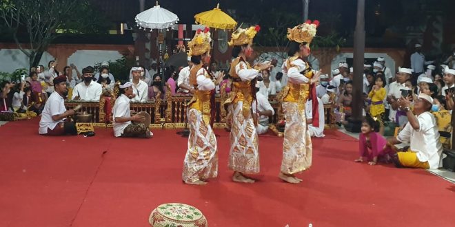 Umat Hindu Palangka Raya saat merayakan Hari Raya Saraswati di  Kota Palangka Raya, Sabtu (22/10). 
