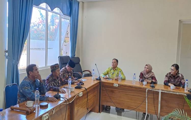 Rombongan Komisi B DPRD Kota Palangka Raya saat berkunjung ke DPRD Kabupaten Manggarai Barat Provinsi NTT, Senin (3/10/2022). (Foto : IST)