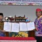 Ketua DPRD Kota Palangka Raya Sigit K Yunianto dan Wali Kota Fairid Naparin saat memperlihatkan nota anggaran yang telah disahkan bersama saat digelarnya rapat paripurna di Aula DPRD setempat, Jumat (26/11), (Foto : IST Setwan Kota Palangka Raya). 