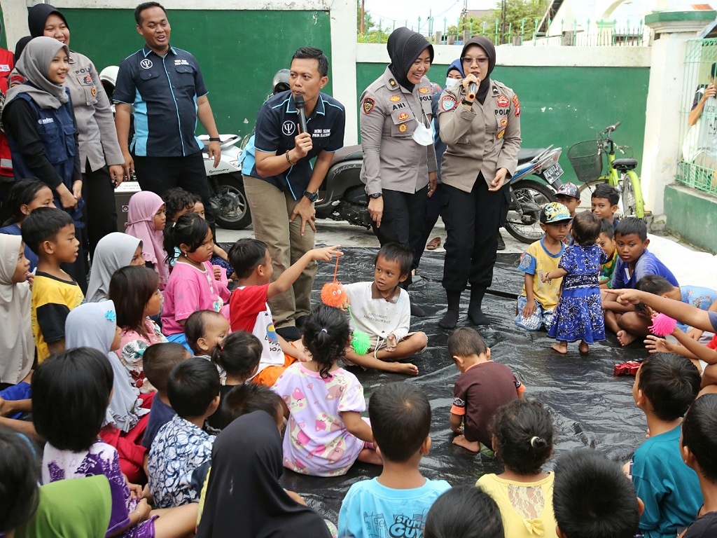 Polisi Semangati Anak-anak Korban Banjir