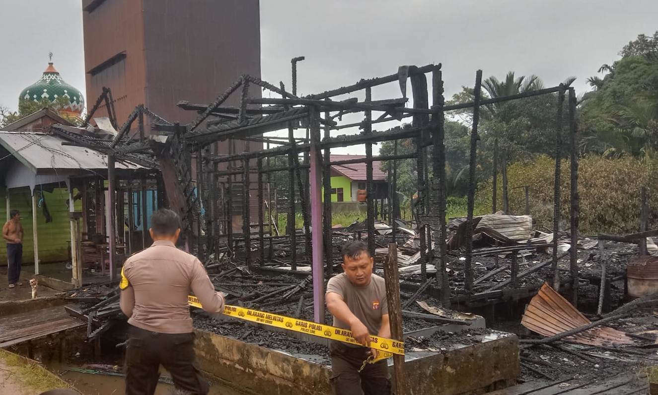 Dua Rumah Warga Samba Katung Hangus Terbakar