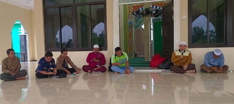 Panitia saat menggelar rapat persiapan di di masjid At- Ta'awun, Jumat (18/11/2022). (Foto : Isnaeni). 