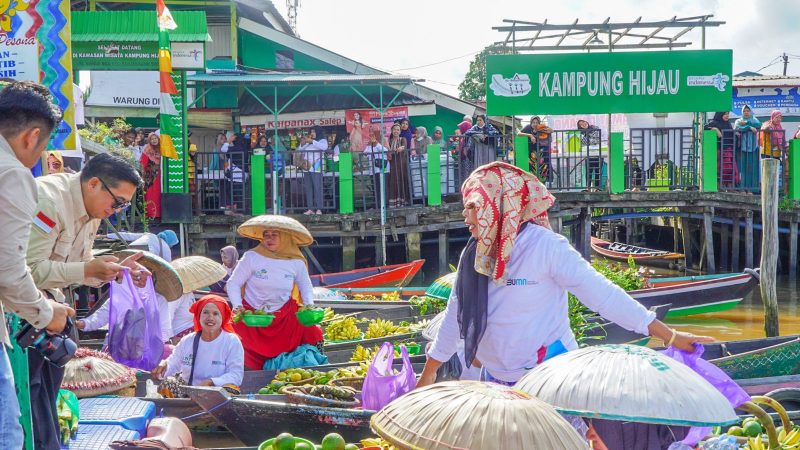 Wali Kota Banjarmasin, Ibnu Sina, saat membeli dagangan warga yang biasa berjualan di lokasi pasar terapung Banjarmasin, Kalsel, Kamis (24/11). (Foto : IST PLN). 