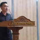 Juru Bicara Fraksi PDIP Faisal Damarsing,saat menyampaikan pandangan fraksinya ketika digelar rapat paripurna, di Aula DPRD Kotim, baru-baru ini. (Foto : Yono). 