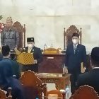 Ketua DPRD Kapuas Ardiansyah saat melantik dan mengambil sumpah janji jabatan PAW anggota DPRD setempat, di ruang rapat paripurna DPRD Kapuas, Kamis (24/11). ( Foto : Sofyan). 