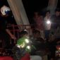 Warga saat mengamankan korban yang mencoba bunuh diri melompat dari Jembatan Kahayan Palangka Raya, Sabtu (26/11) malam. (Foto :  Usman)