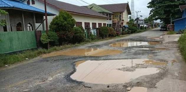 Warga Tumbang Samba Keluhkan Kerusakan Jalan Antar Desa