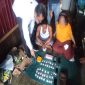 Anggota saat mengamankan kedua pelaku beserta barang bukti 38 paket sabu di kediamannya di Kelurahan Ketapang, Kamis (1/12). (Foto : IST Satresnarkoba Kotim). 