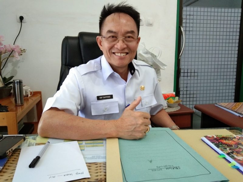 Kepala DLH Katingan, Ir.Hap Baperdo MM, saat diwawancarai diruang kerjanya, di Kantor DLH, Jumat (2/12/2022). (Foto : Isanaeni). 