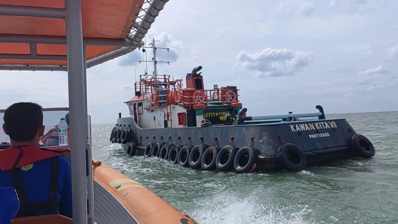 Tim Sar dengan mengerahkan dua unit kapal menyisiri lokasi kejadian mencari dua ABK yang hilang tenggelam di sekitar perairan TNTP Kumai Kabupaten Kobar, Selasa (27/12). (Foto : Humas TNI AL Pos Kumai)