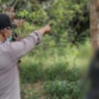 Anggota Polsek Sematu Jaya saat melakukan olah TKP di lokasi ditemukan korban gantung diri, di pohon jengkol. (Foto : Polsek Sematu Jaya)