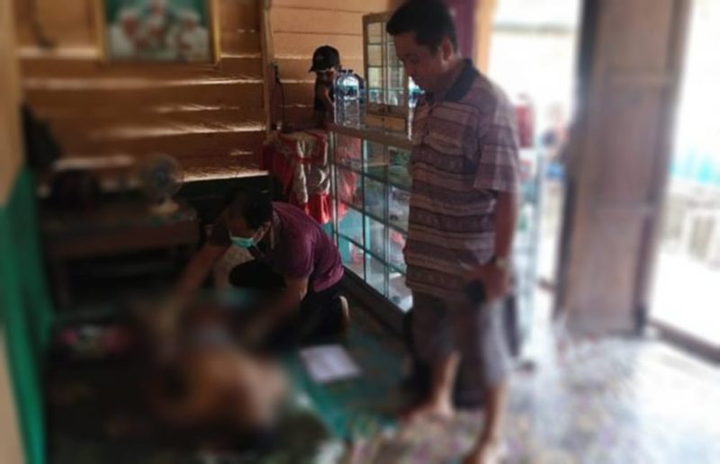 Anggota Polsek Telawang saat melakukan olah TKP di sebuah warung kopi di Desa Sebabi Kecamatan Telawang, Sabtu (21/1). (Foto : Polsek Telawang)