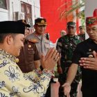 Wakil Ketua II DPRD Mura, Rahmanto Muhidin saat menyambut kedatangan Wakapolda Kalteng. (Foto : Rian)
