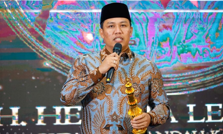Bupati Lamandau Hendra Lesmana menerima Grand Ikadi Award 2023 sebagai Bupati Peduli Dakwah dan Wakaf. (FOTO : BINTANG RAHMADI)