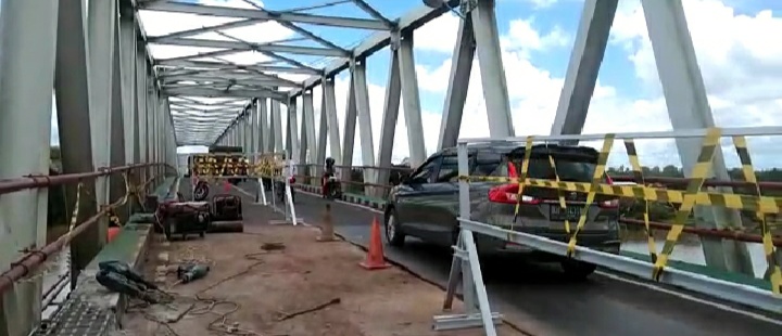 Ruas jembatan saat mulai dibongkar untuk diperbaiki petugas kontraktor, Kamis (23/3). (Foto : Isnaeni)