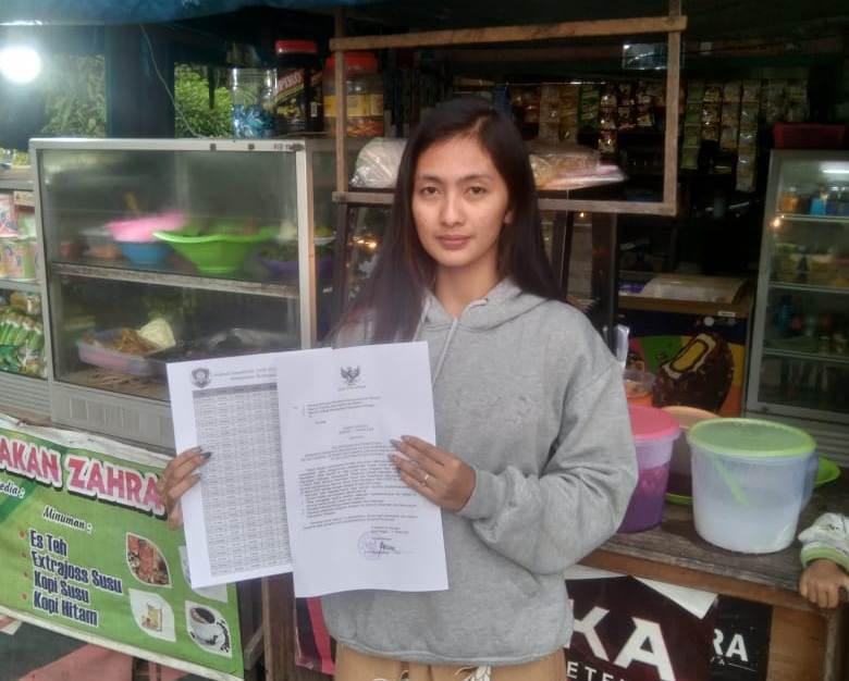Salah seorang pedagang saat memperlihatkan Surat Edaran Bupati Katingan, Sabtu (25/3). (Foto : Isnaeni)