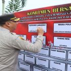 Kapolres Lamandau AKBP Bronto Budiyono teken pakta integritas ZI-WBK. (FOTO : Ist)