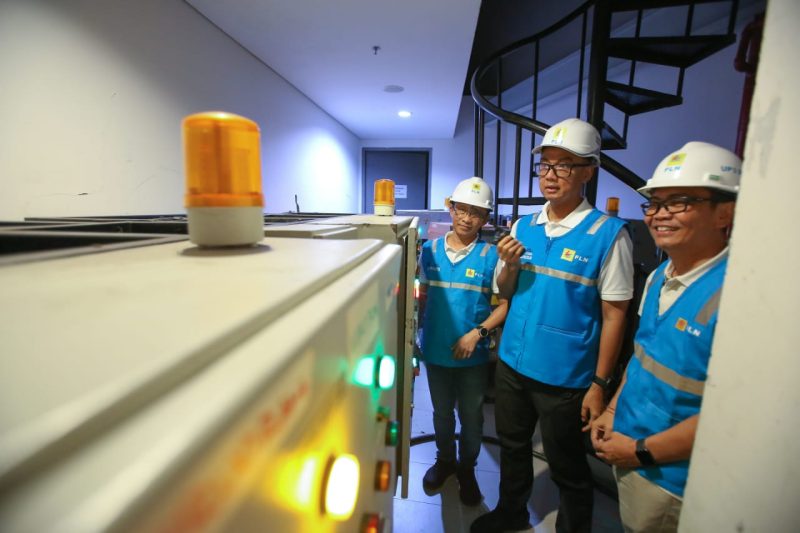 Direktur Utama PT PLN (Persero) Darmawan Prasodjo saat mengecek dan memastikan kesiapan listrik di semua lokasi penyelenggaraan Konferensi Tingkat Tinggi (KTT) ASEAN di Labuan Bajo, Minggu (7/5). (Foto : PLN)