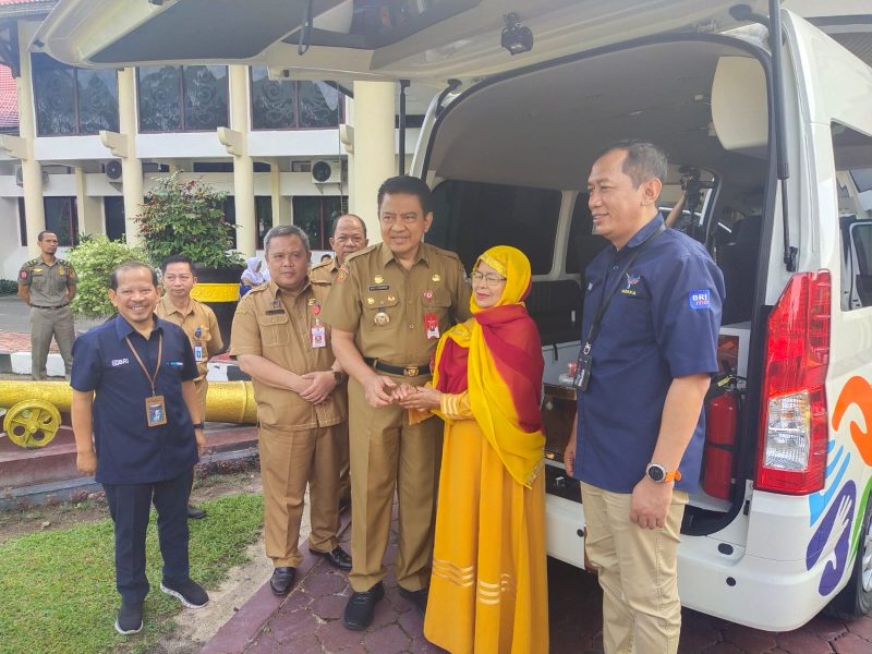 Pj Bupati Kobar Budi Santoso didampingi Plh Sekda Kobar Juni Gultom saat menerima mobil ambulans bantuan BRI, Selasa (6/6). (Foto : Ardin)