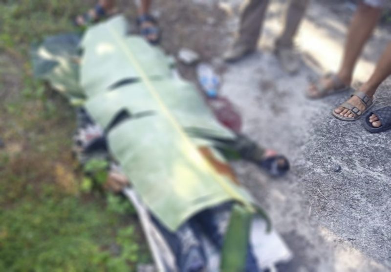 TABRAKAN MAUT - Jasad korban Asep saat tergeletak di lokasi kejadian dengan ditutupi daun pisang oleh warga, Kamis (10/8). (Foto : Istimewa)