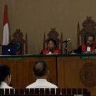 Ben Brahim S Bahat dan Ari Egahni kembali menjalani sidang lanjutan dugaan korupsi di Pengadilan Tipikor Palangka Raya, Selasa (19/9). (Foto : Rangga)