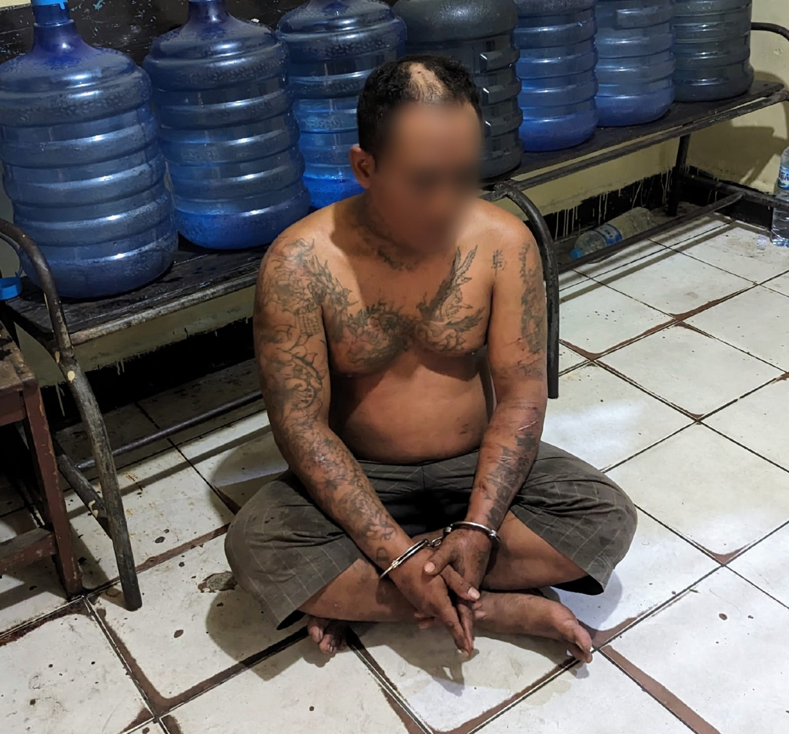 Aniaya Warga, Pria Bertato Diringkus Polisi 