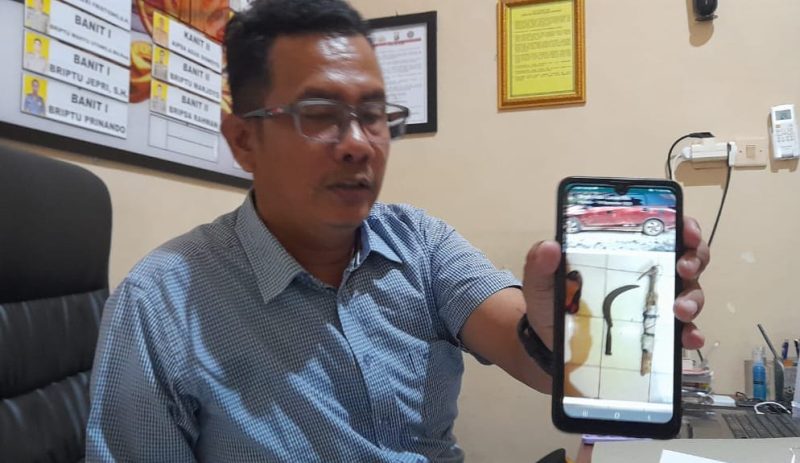 Kasatnarkoba Polres Lamandau, IPTU Z Hutagalung menunjukkan foto senjata tajam yang ditemukan di mobil pengendara yang kabur saat dilakukan razia. (Foto : Bintang Rahmadi)