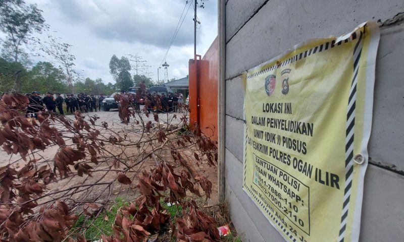 Tim gabungan saat menggerebek gudang minyak, Sabtu (18/11). (Foto : IST)
