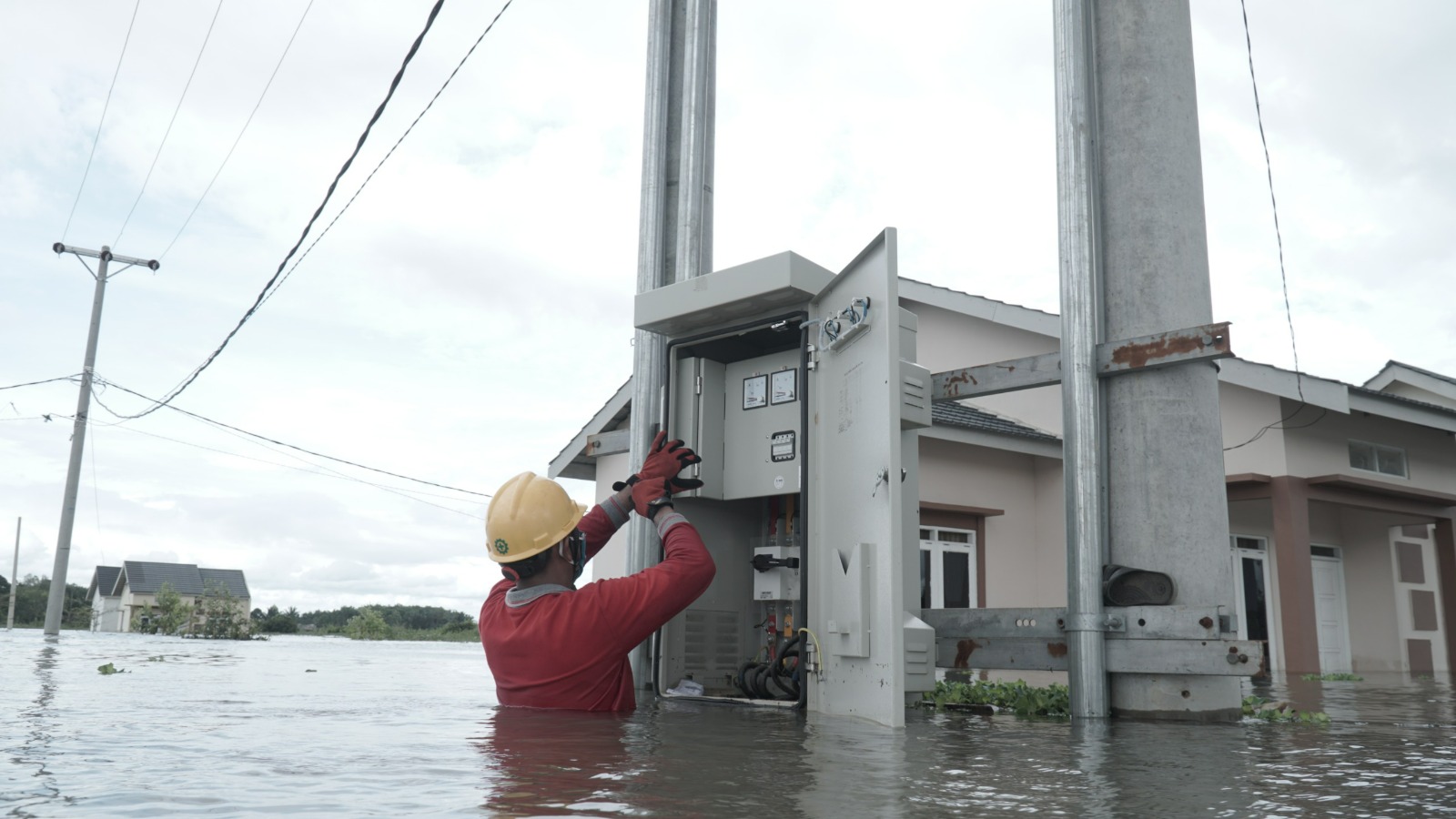 Ini Upaya PLN Amankan Aset Kelistrikan Saat Banjir di Kapuas