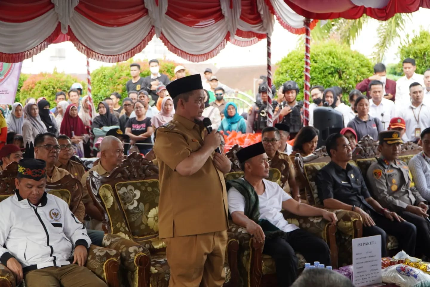 Gubernur dan Pj Bupati Katingan Bagikan Paket Sembako Murah