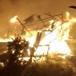Kobaran api saat melahap bangunan lapak pedagang Pasar Mingguan, Senin (26/2) tadi malam. (Foto : ifran)