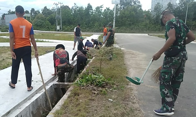 Cegah Banjir, Babinsa Koramil 1017-02/Lamandau Bersihkan Parit