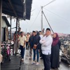 Gubernur Kalteng Sugianto Sabran dan istri saat meninjau korban kebakaran di kawasan Puntun Palangka Raya, Selasa (9/4) pagi. (Foto : istimewa)