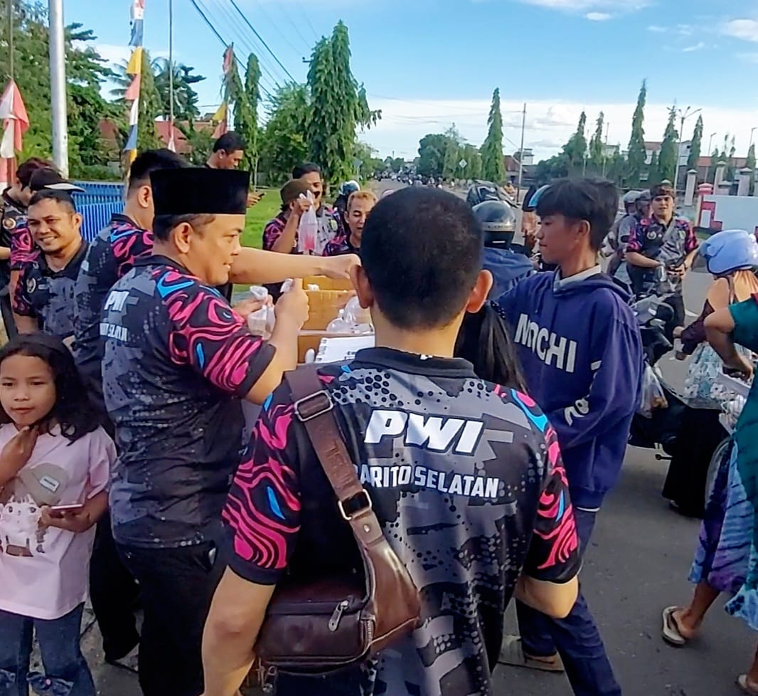 PWI Barsel Bagikan Ratusan Takjil Gratis dan Paket Lebaran