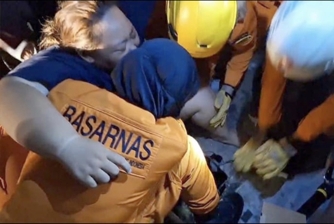 Nahas! Seorang Wanita Terjepit Beton Drainase