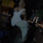 Pelaku saat diamankan warga karena kepergok hendak membobol rumah kosong di Jalan G Obos Palangka Raya, Senin (15/4) malam. (Foto : Rangga)