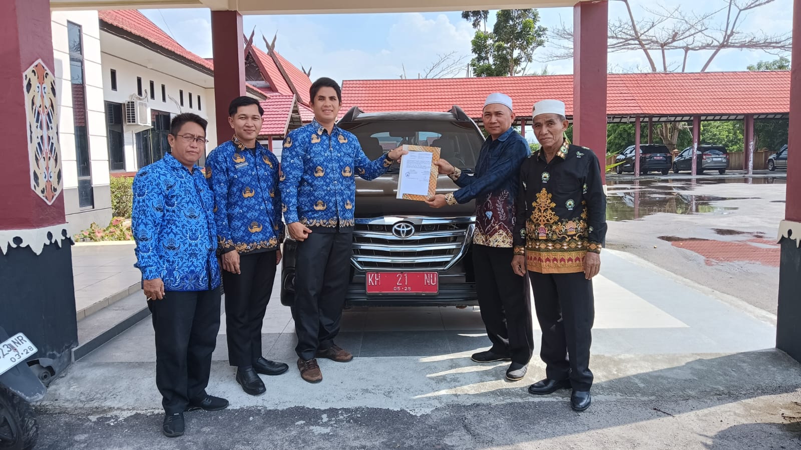BPKAD Serahkan Mobdin PD-DMI Katingan