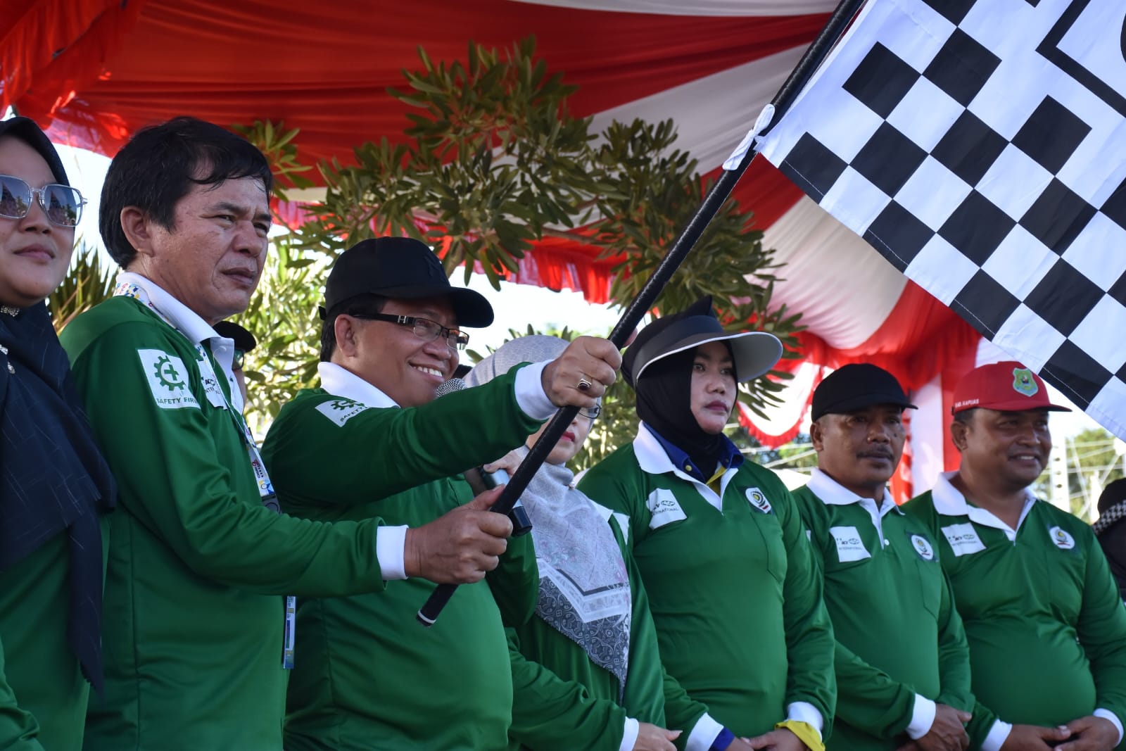 Peringati Hari Buruh, Pj Bupati Kapuas Ikut Jalan Sehat