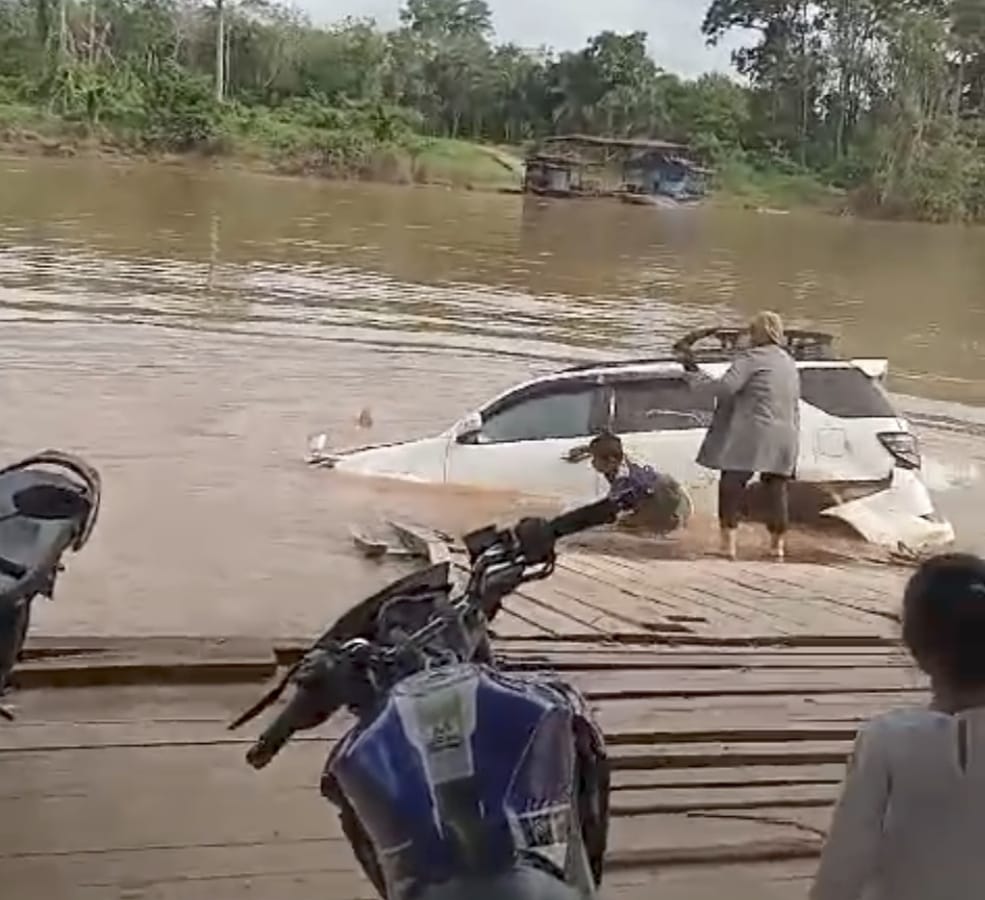 Nahas, Mobil Kapolsek Tercebur ke Sungai, Satu Orang Hilang
