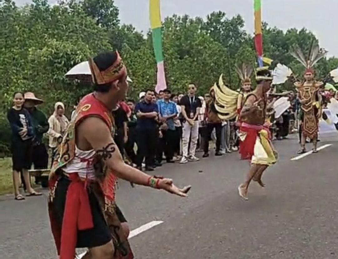 Pj Bupati Katingan Lepas Peserta Pawai Budaya FBPHS