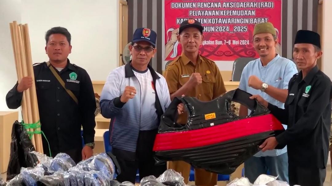 Dispora Kobar Salurkan Hibah Alat Cabor Pencak Silat Pagar Nusa