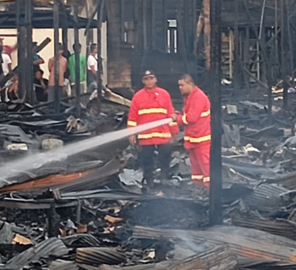 Satpol PP dan Petugas Pemadam Swadaya Kerja Keras Padamkan Api