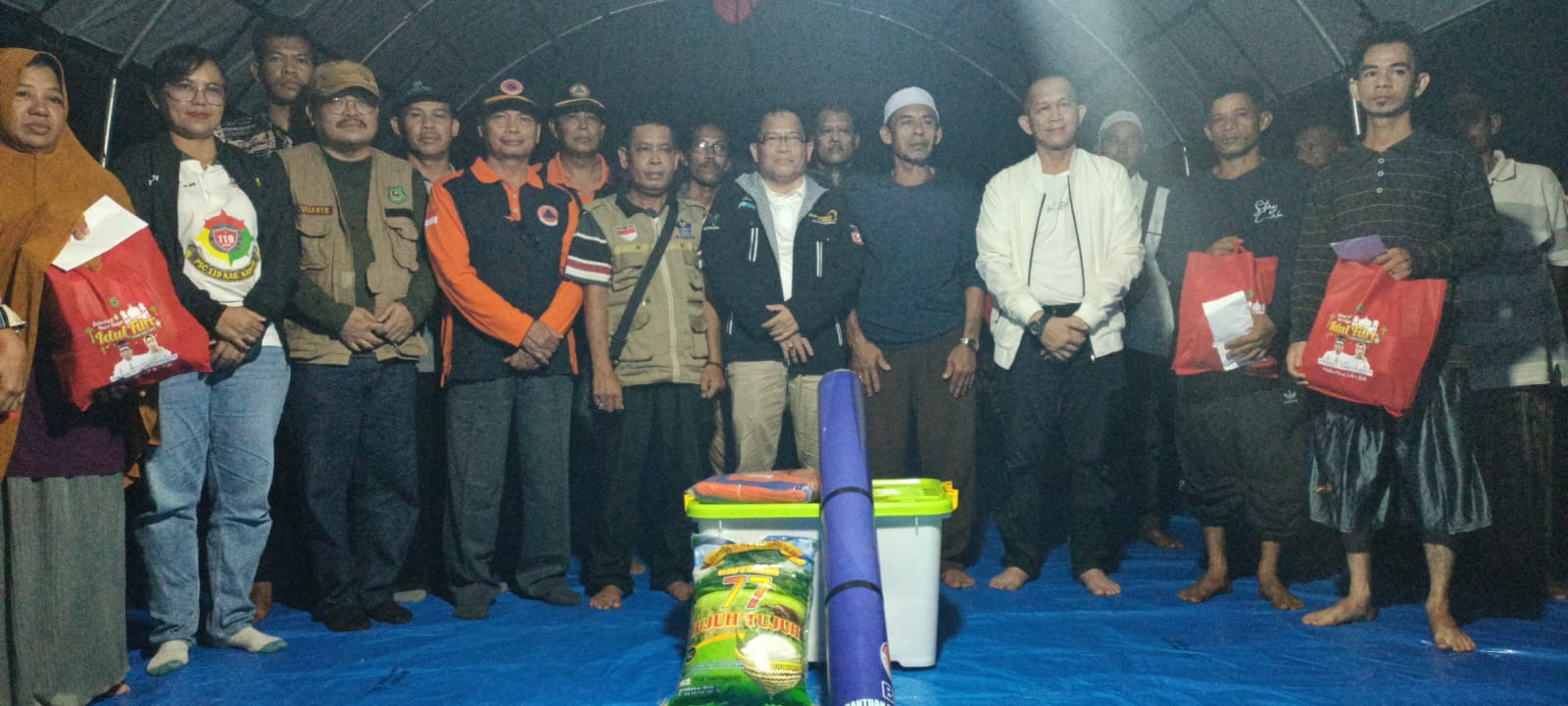 Pj.Bupati Kapuas Serahkan Bantuan Bagi Korban Kebakaran Desa Mambulau