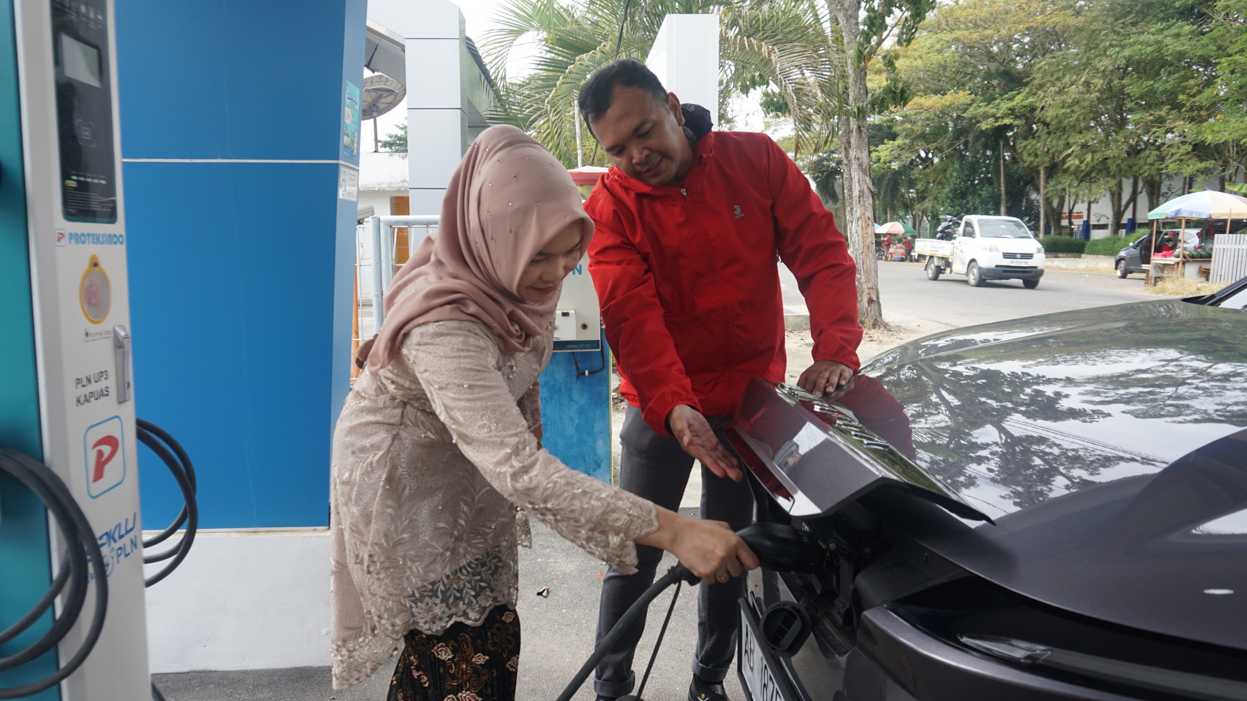 Di Hari Kebaya Nasional, Srikandi PLN Tetap Sigap dan Anggun Layani Pelanggan