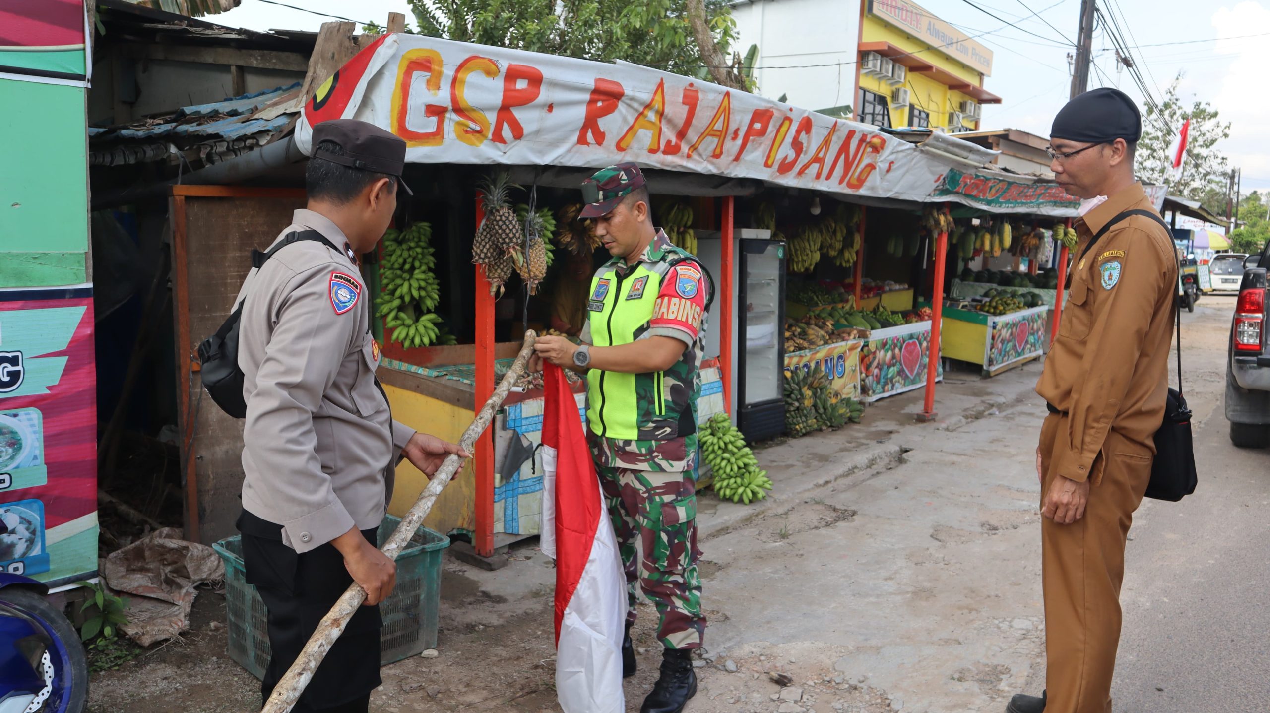 Menyongsong HUT RI, Babinsa Ajak Warga Kibarkan Bendera