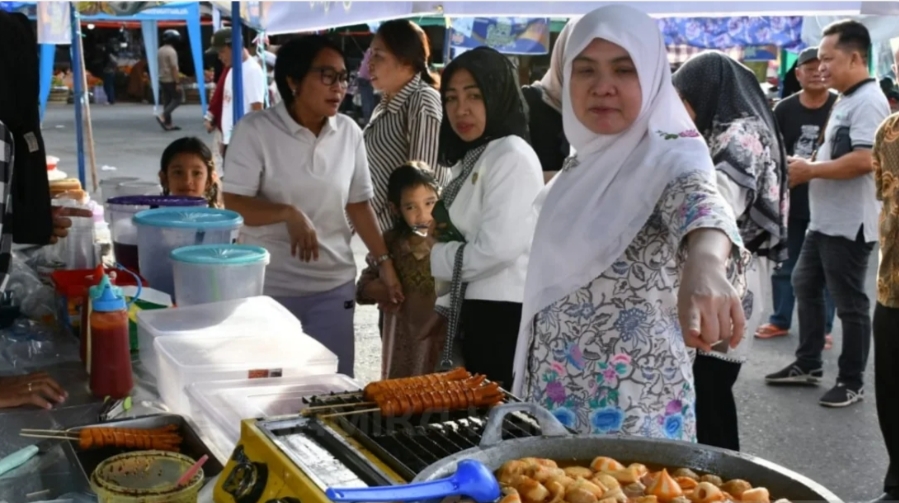 Ketua Komisi I DPRD Barsel Dampingi Ketua TP PKK Meninjau Pasar Ramadhan