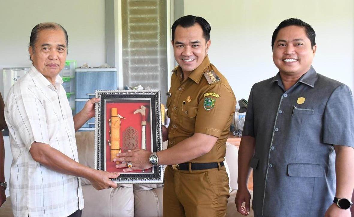 Bupati Anjangsana ke Mantan Bupati H. Achmad Amur