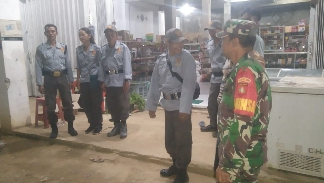 Jaga Kondusivitas, Prajurit TNI Kodim 1017/LMD Ajak Warga Hidupkan Siskamling